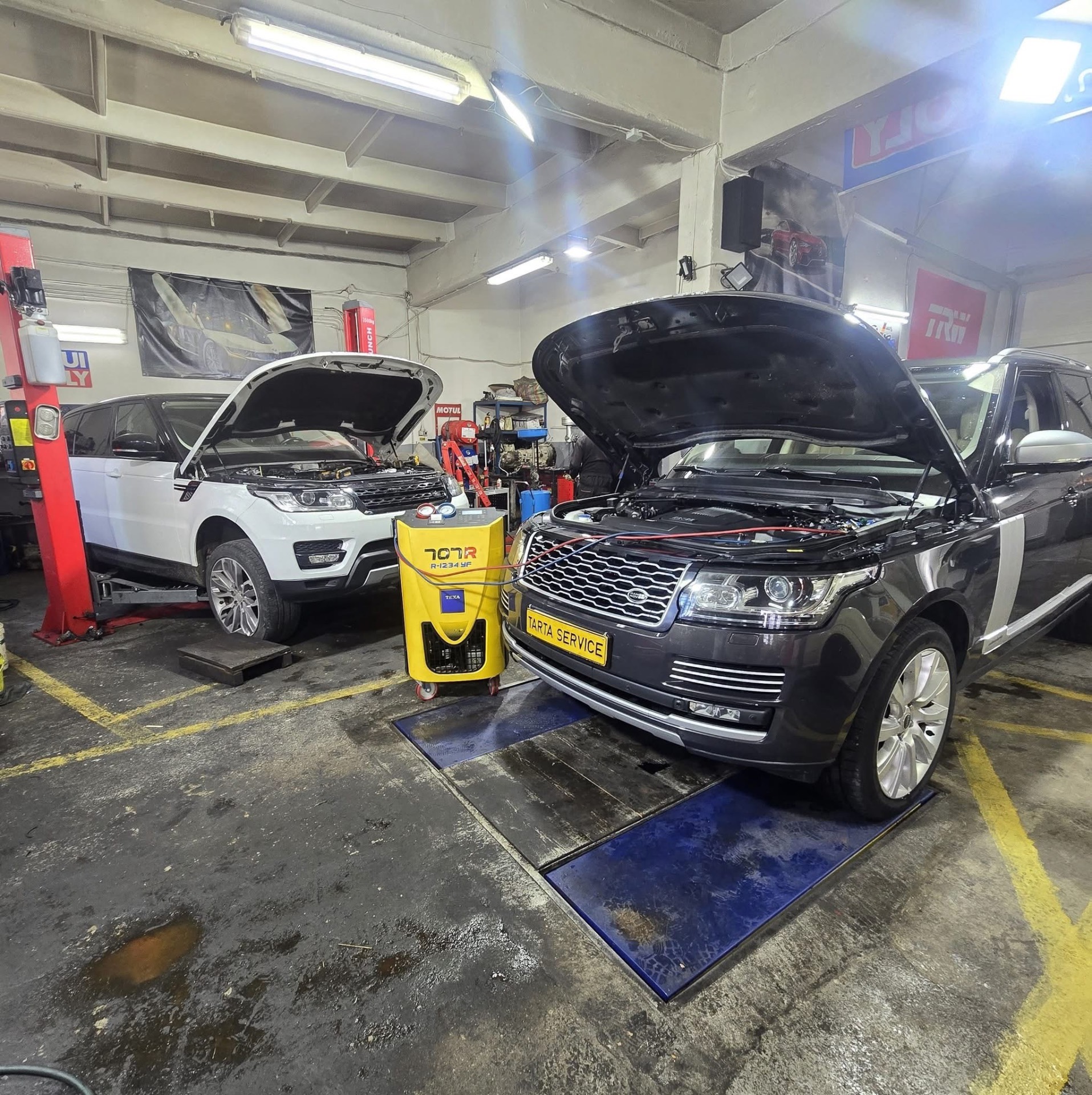 Range Rover și Range Rover Sport în atelier, încărcare clima R-1234yf cu stație TEXA