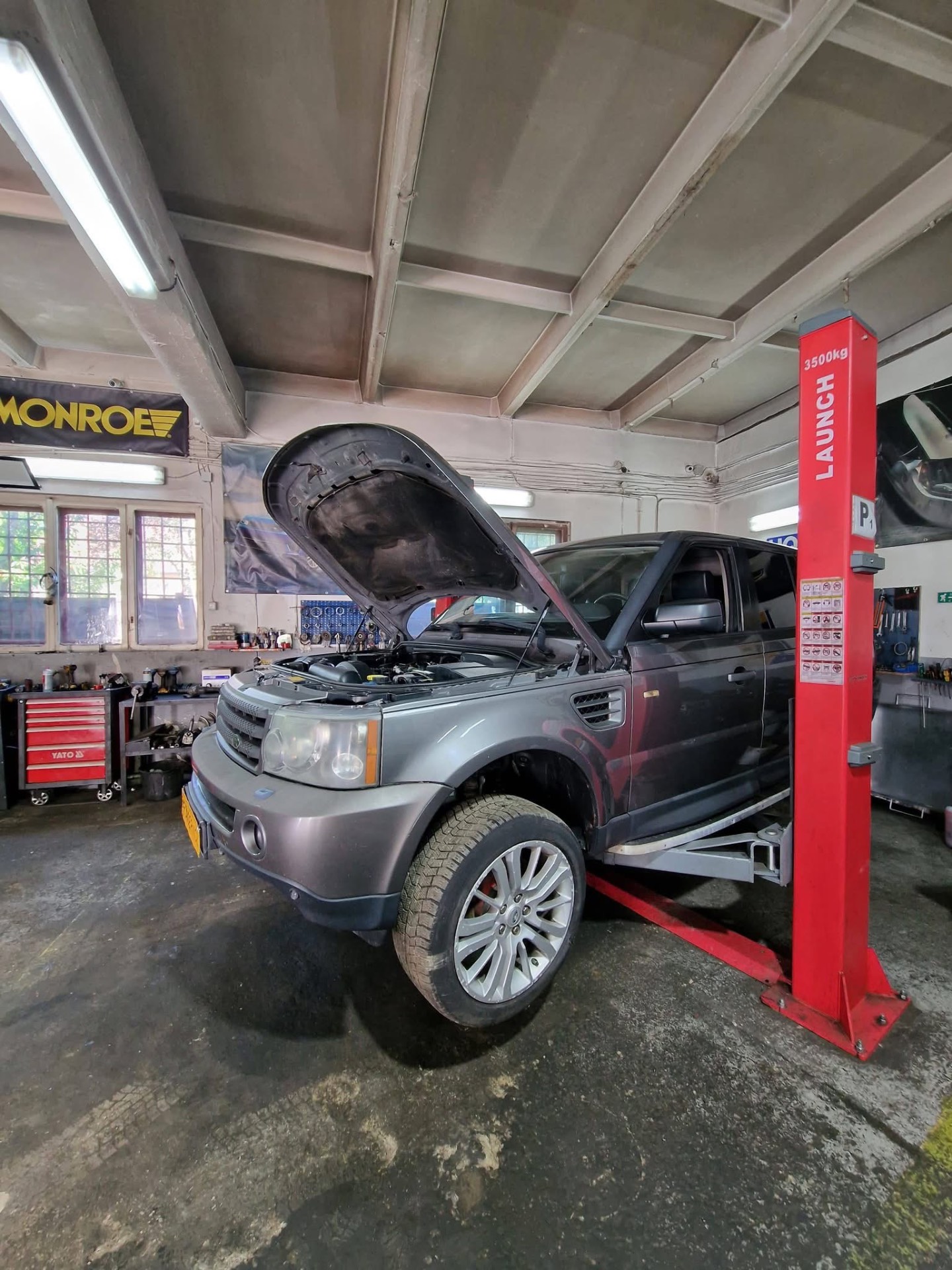 Range Rover Sport pe lift LAUNCH 3500kg
